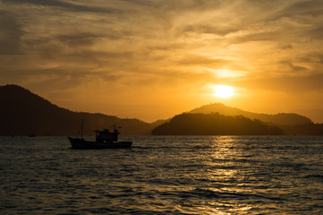 Naklejka na ściany i meble Boat at sunset