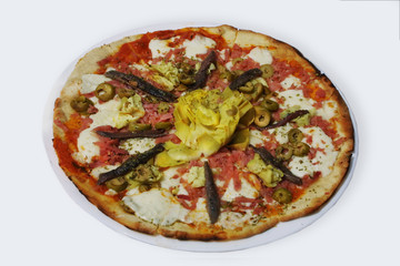 Pizza mit Tomaten, Käse, Oliven, Anchovis auf Teller