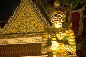Fototapeta premium Night scene of Thai Giant guardian at front entrance of the 
