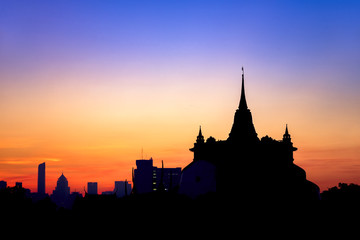 Fototapeta premium Widok zmierzchu Golden Mount Temple, punkt orientacyjny podróży z Bangkoku w Tajlandii.