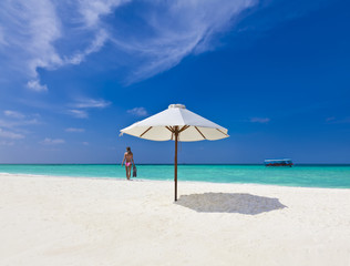Bikinigirl auf einer Sandbank im Indischen Ozean, (Malediven)