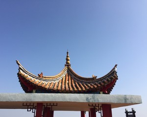 Fototapeta premium Isolated temple in the mountains (Kunming, Yunnan, China)