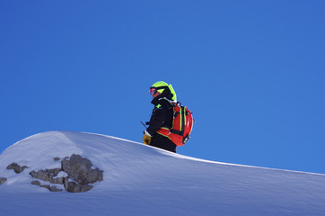 risque d'avalanche - pisteur secouriste sécurisant le domaine skiable en montagne