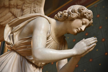 Ange priant à l'église Saint-Gervais à Paris, France