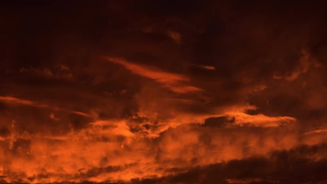 Sonnenuntergang feuerrotes Licht auf den Wolken