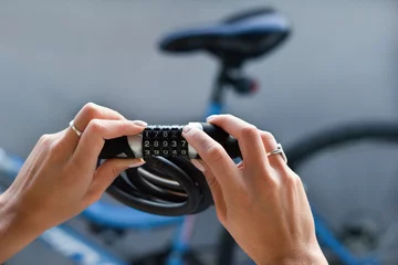 Photo sur Plexiglas Vélo Combination bike lock in female hands