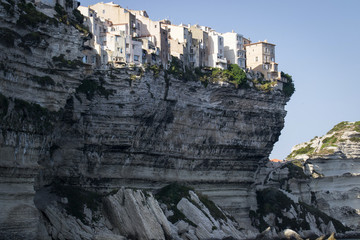 Fototapeta na wymiar historic town on a white cliff overlooking the sea in the port of Bonifacio on the island of Corsica