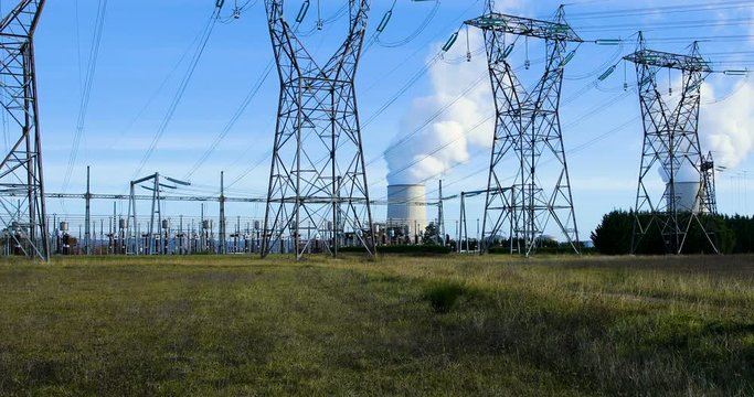 centrale nucl&eacute;aire et lignes &agrave; haute tension