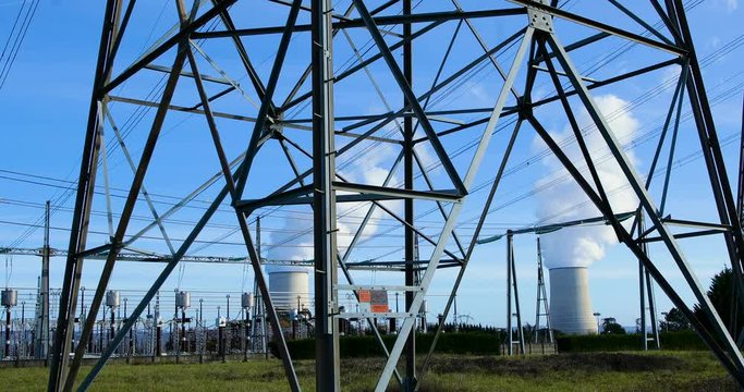 centrale nucl&eacute;aire et lignes &agrave; haute tension