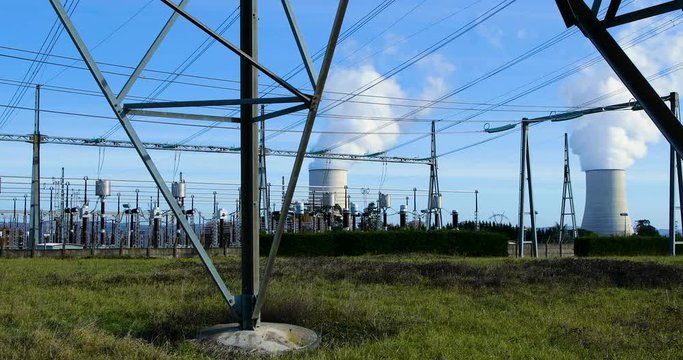 centrale nucl&eacute;aire et lignes &agrave; haute tension
