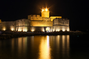 Obraz na płótnie Canvas Vista notturna de Le Castella, Isola Capo Rizzuto (KR). Calabria, Italy.