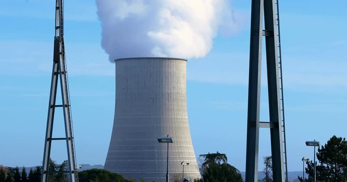 centrale nucl&eacute;aire et lignes &agrave; haute tension