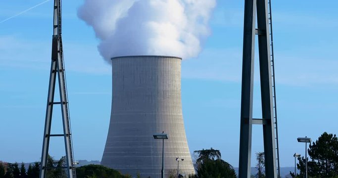 centrale nucl&eacute;aire et lignes &agrave; haute tension