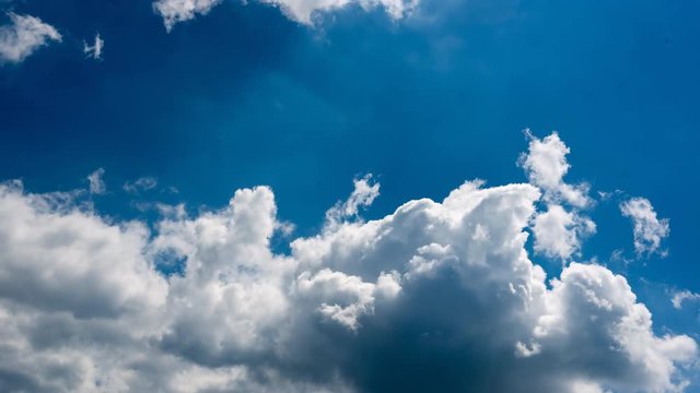 Universelle Zeitraffer Wolken auf blauen HImmerl