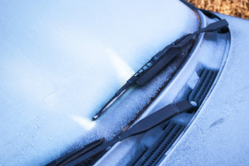 Auto Windschutzscheibe mit Frost überzogen im Winter