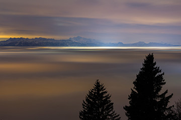 Fototapeta premium La mer de brouillard de nuit devant les Alpes
