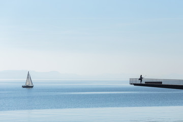 Une personne se prenant en selfie devant le Lac de Neuchâtel