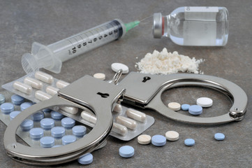 Menottes et drogue
