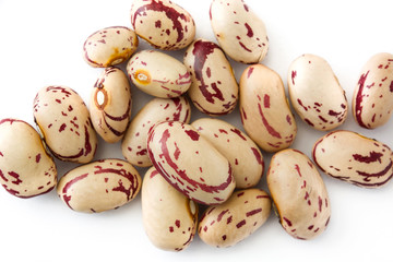 Obraz na płótnie Canvas Raw pinto beans isolated on white background