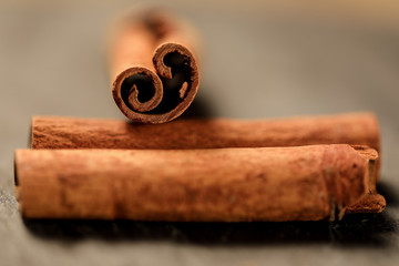 épices, cuillère en argent, ardoise