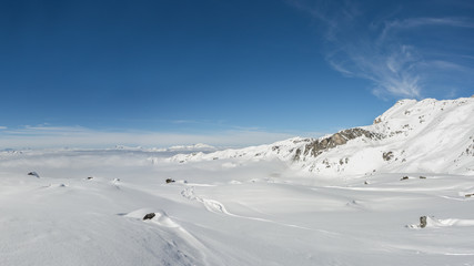 Fototapeta na wymiar Panorama dans les Alpes enneigés