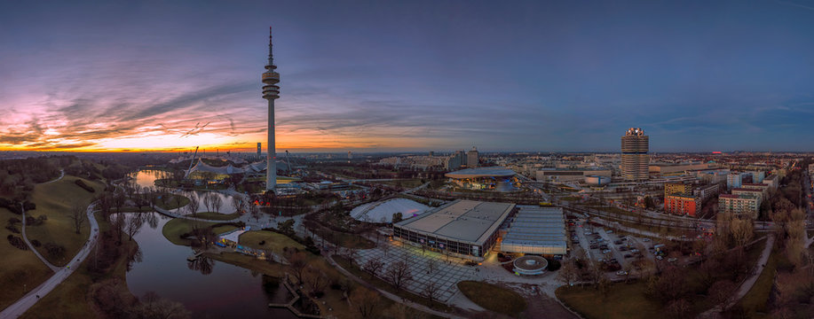 Aus der Luft von oben mit dem Olympiapark zum Sonnenuntergang in der Totalen als Panorama
