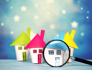 Papierhäuser mit Lupe