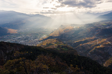 Obraz premium Vue sur le Valais, Saint-Léonard et Sion, au coucher du soleil.