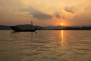 Fototapeta na wymiar Sunset over lake Udaipur India