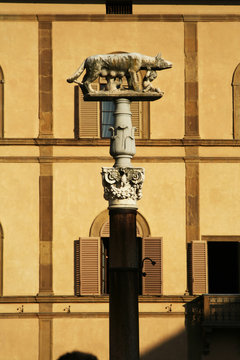 Romulo and Remo monumet in Siena