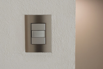 Apagador  de luz  elegante montado en la pared de un departamento