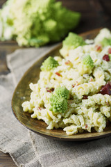 Pasta with Roman cauliflower, ricotta and ham