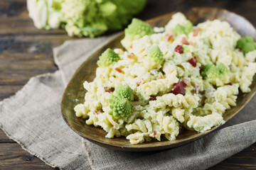 Pasta with Roman cauliflower, ricotta and ham