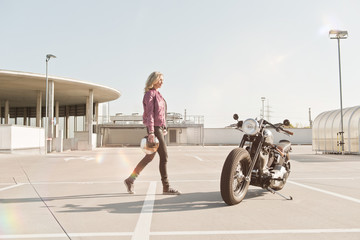 Frau mit Motorrad