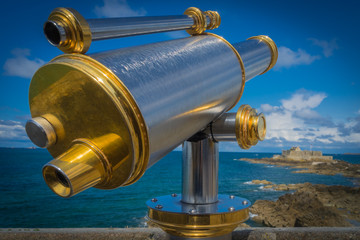 Longue-vue à Saint-Malo pointant vers Fort National © Franck Legros