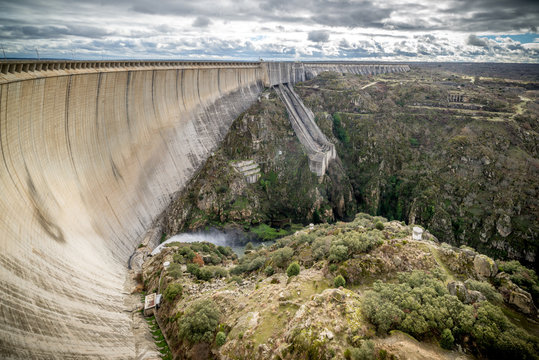 Pantano de Almendra , embalses de agua Salamanca Espa&ntilde;a