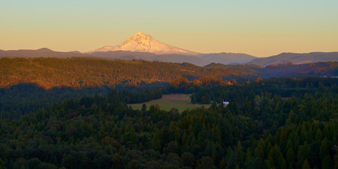 Fototapeta premium Mount Hood panoramic view from Jonsrud Viewpoint at sunset. US Pacific Northwest, Oregon.