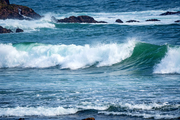 Fototapeta premium Waves crushing into the rocks