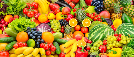 Diverse verse rijpe groenten en fruit. Voedsel concept achtergrond.