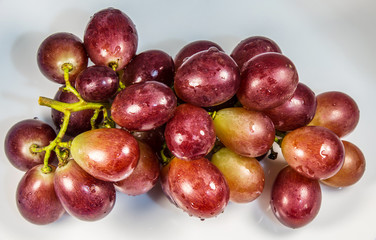 Cacho de uvas vermelhas.