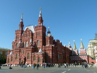 Fototapeta premium Staatliches Historisches Museum mit Auferstehungstor am Roten Platz in Moskau