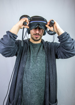 Junger Mann nimmt Virtual Reality Datenbrille ab