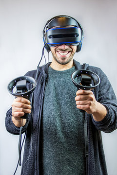 Junger Mann spielt begeistert mit Virtual Reality Datenbrille