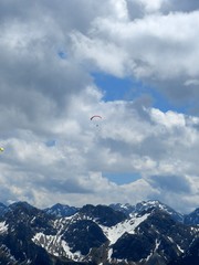 Gleitschirmflieger in den Alpen