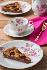 Linzertorte auf Geschirr mit Blumendekor