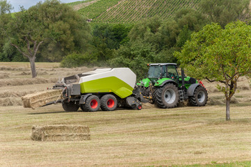 Traktor mit Ballenpresse