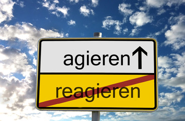 agieren vs reagieren Schild