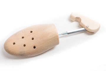 Schuhspanner aus Holz isoliert auf einer weißen Oberfläche mit Textfreiraum