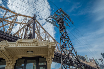 Fototapeta premium Queensboro Bridge and Rossevelt Island Tramway, NYC