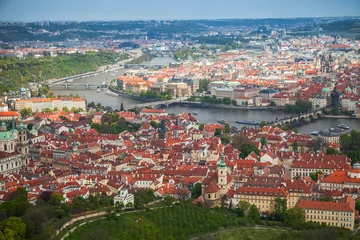 Schilderijen op glas Aerial panoramic view of Prague © evannovostro